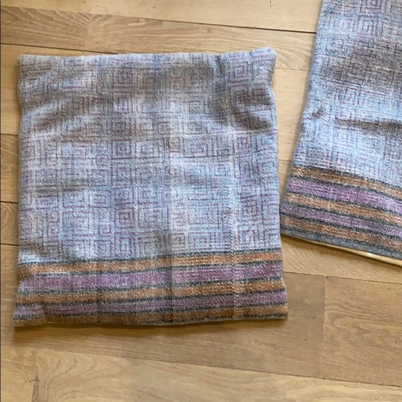 Two matching pillow covers - Picture 2 of 4